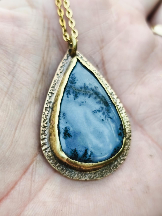 Pendentif Agate Dendritique &amp; Laiton Martelé  – Bijou Artisanal Unique