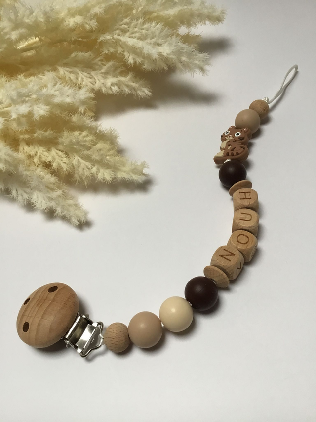 Attache tétine 1 figurine + clip en bois 3 trous 