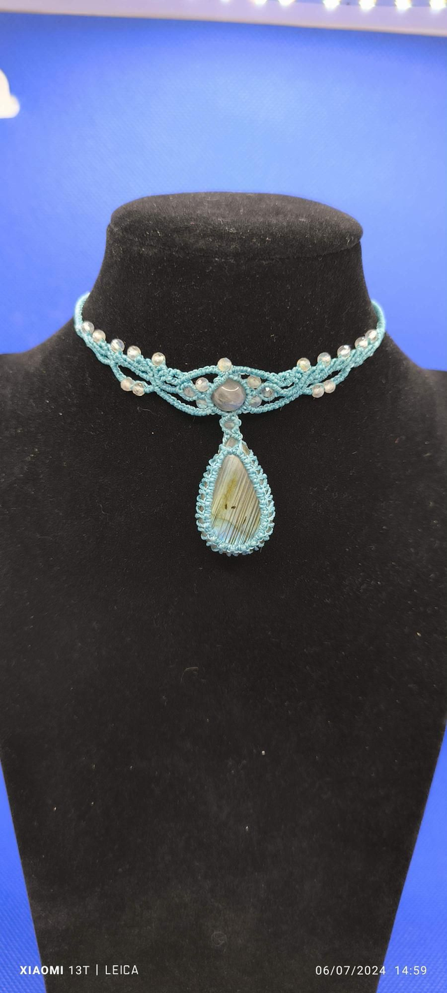 Collier bleu avec perle et cabochon labradorite 