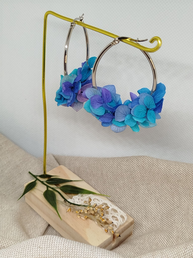 Créoles Lily en fleurs naturelles coloris bleu