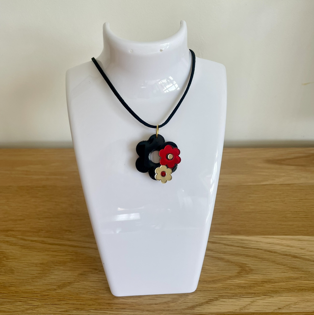 Collier ras du cou fleur en bois 