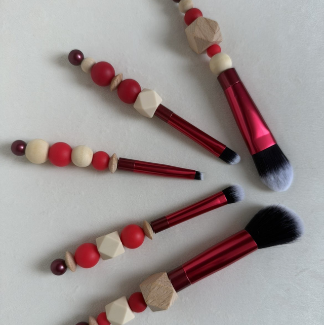 Set de 5 pinceaux de maquillage décorés – Rouge, crème et bois