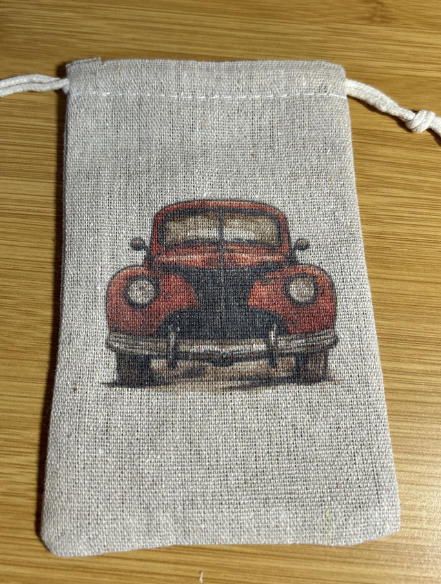 P3. Small drawstring bag. Car.