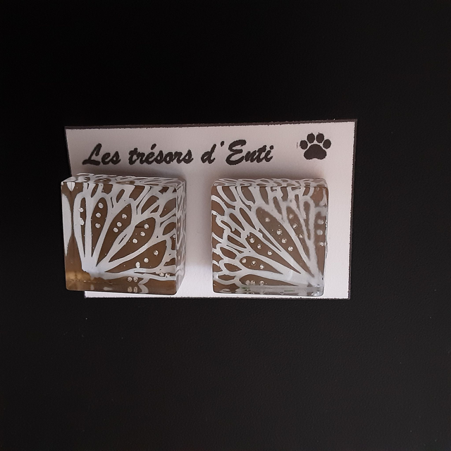 Boucle d&#039;oreille carré fond marron motif dentelle blanc