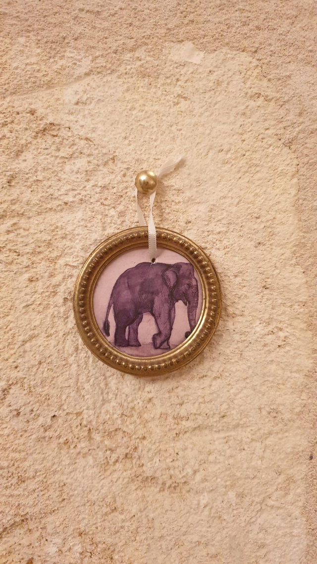 L'éléphant - Médaillon en métal doré ancien, reproduction d' image ancienne  