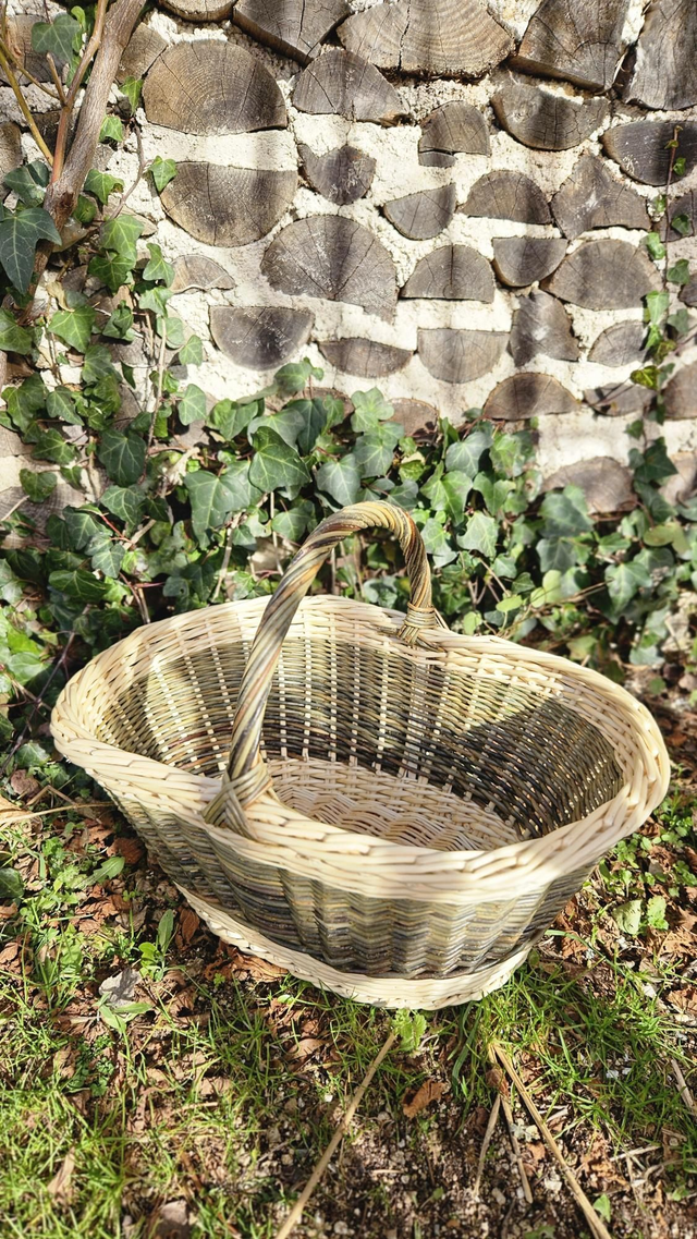 Panier ovale en osier brut et blanc