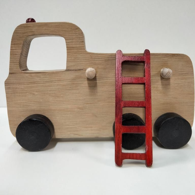 Camion pompier en bois teinté