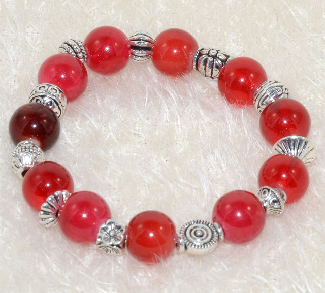 B16 - Bracelet perles verre cerise et breloques