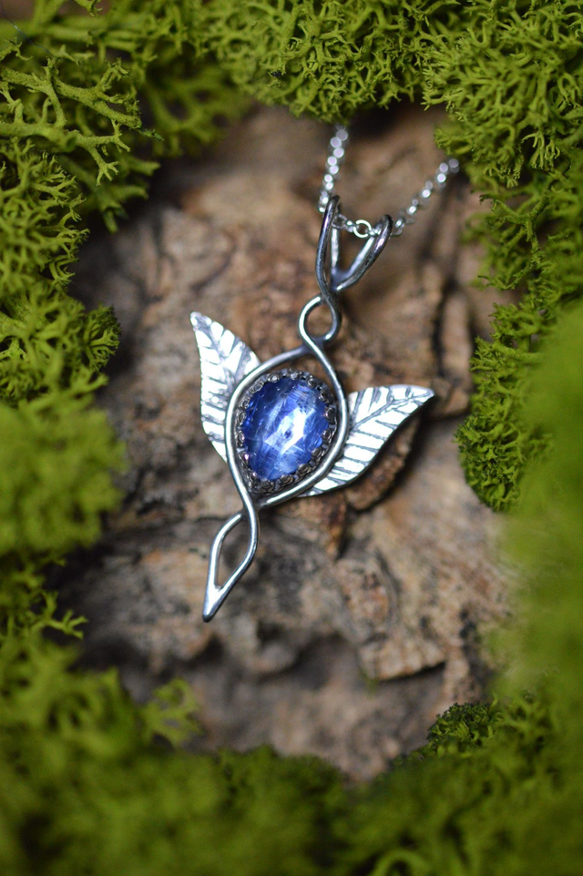Pendentif Elfique - "Lueur" Cyanite bleue poire