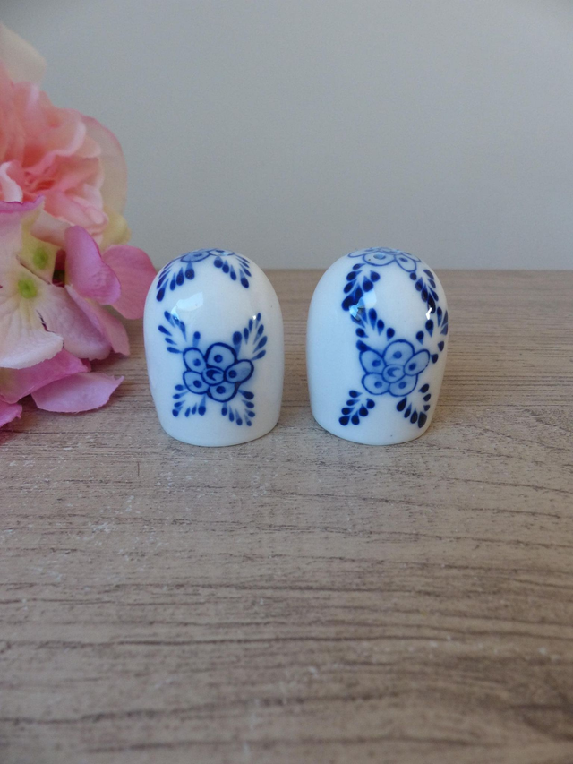 Ensemble Salière et Poivrière Minimaliste avec Plateau – Porcelaine Bleu Indigo, Décor Moulins et Fleurs –Accessoire de Table Déco Chic