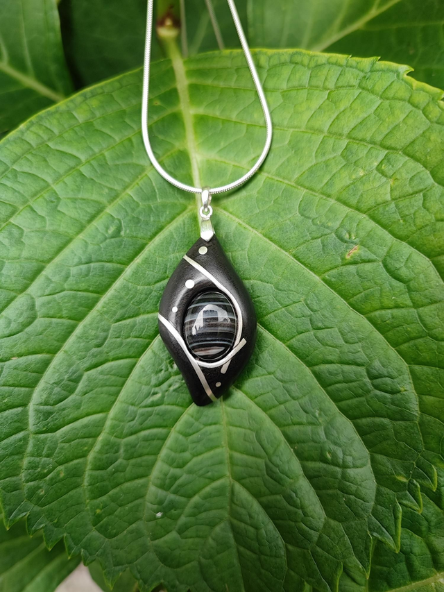 Pendentif en Bois d'Ébène du Gabon, Agate Botswana et Argent