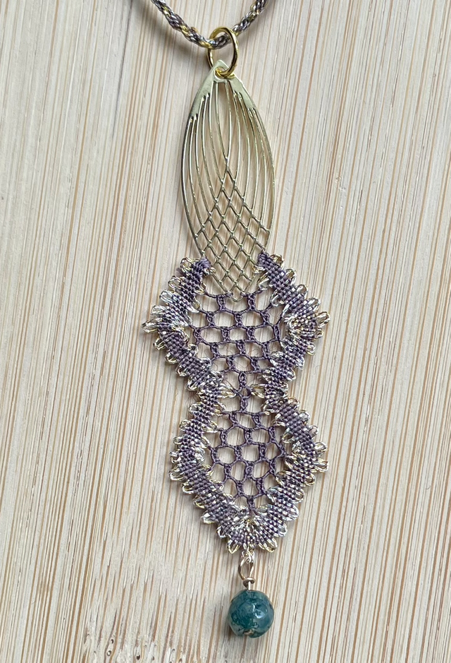 Pendentif résille taupe/doré