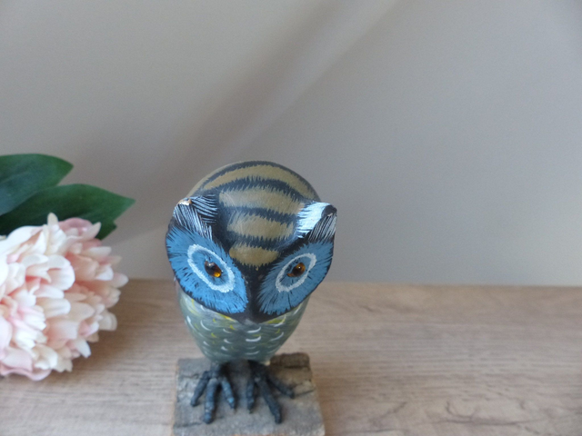 Figurine Hibou Vintage en Bois Peint – Sculpture Bleu Vert sur Socle, Décoration Animalière Cottage Ferme Maison de Campagne