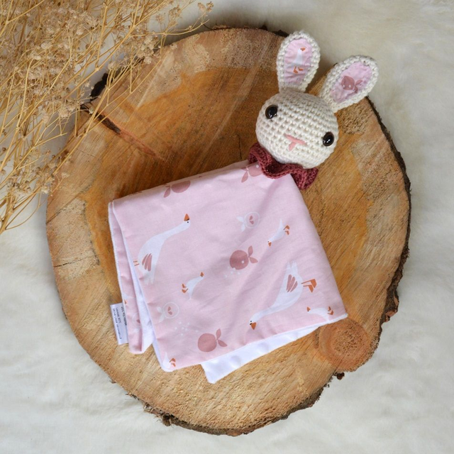 Doudou lapin écru motif oies roses