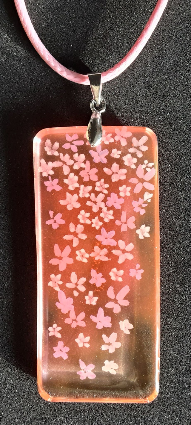 Pendentif grand rectangle angle arrondi collection Floral fond rose moussu parsemé de petites fleurs camaïeu de rose