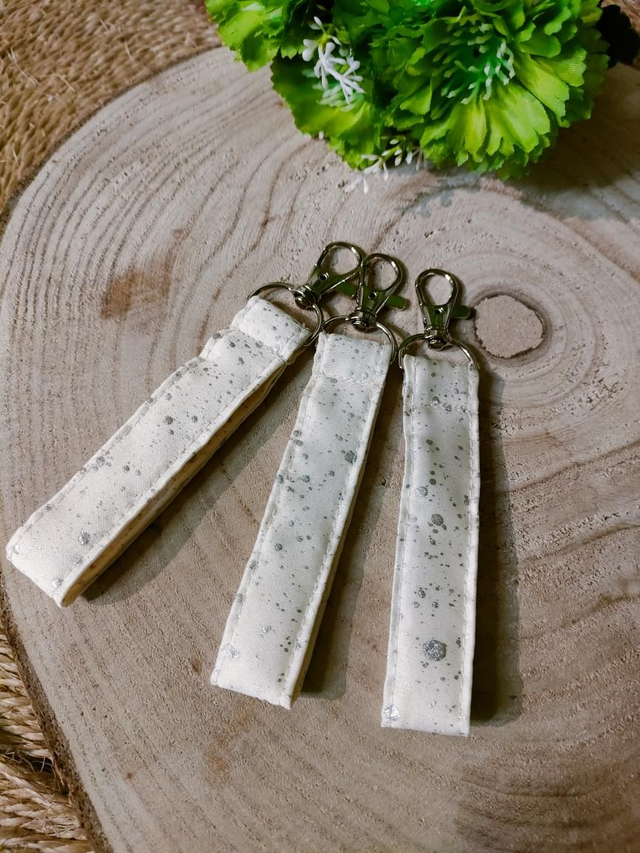 Porte clé tâcheté argenté fond ivoire - Personnalisable 