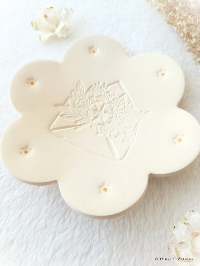 Coupelle porte bijoux en argile motif enveloppe fleurie / Vide-poche