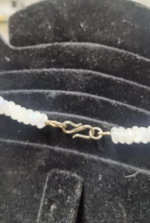 Collier de perles facettées en pierre de lune - suivre le Flux