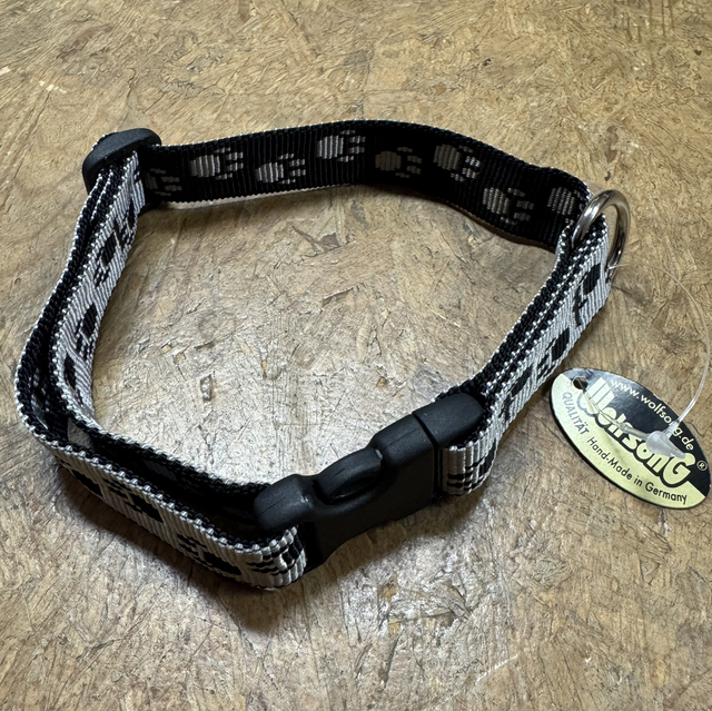 Wolfsong Nylonhalsband Silber mit Schwarzen Pfoten + Kunststoffverschluss – 20 mm breit