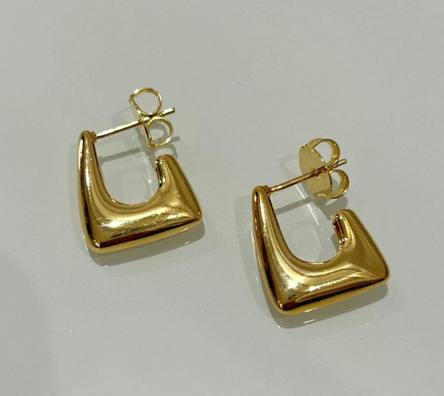 Argola pino quadrada liso polido banhado em ouro 18k