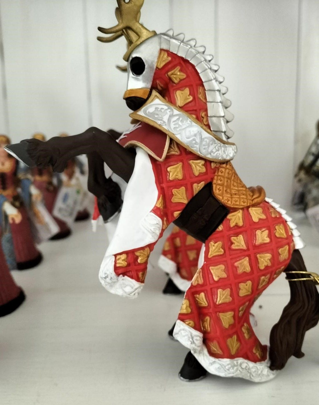 Cheval du maître des armes cimier cerf