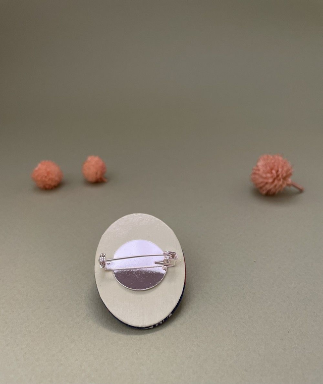 Broche ovale lapin bleu foncé en carton et tissu imprimé