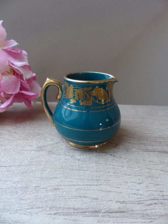 Ancien Pot à Crème Sadler en Céramique Bleu-Vert avec Motifs Dorés – Crémier Anglais Rare des Années 1950 – Petit Pot à Lait Vintage Sadler