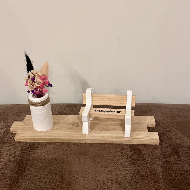 Bank klein mit Vase