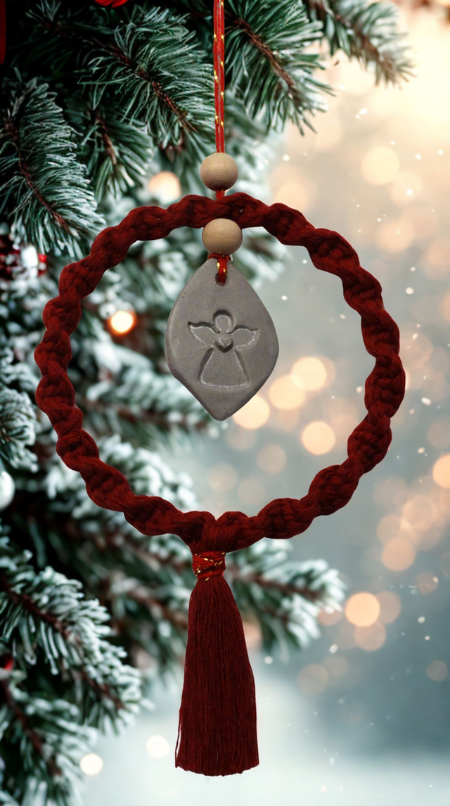 COURONNE en macramé et petit ange en argile