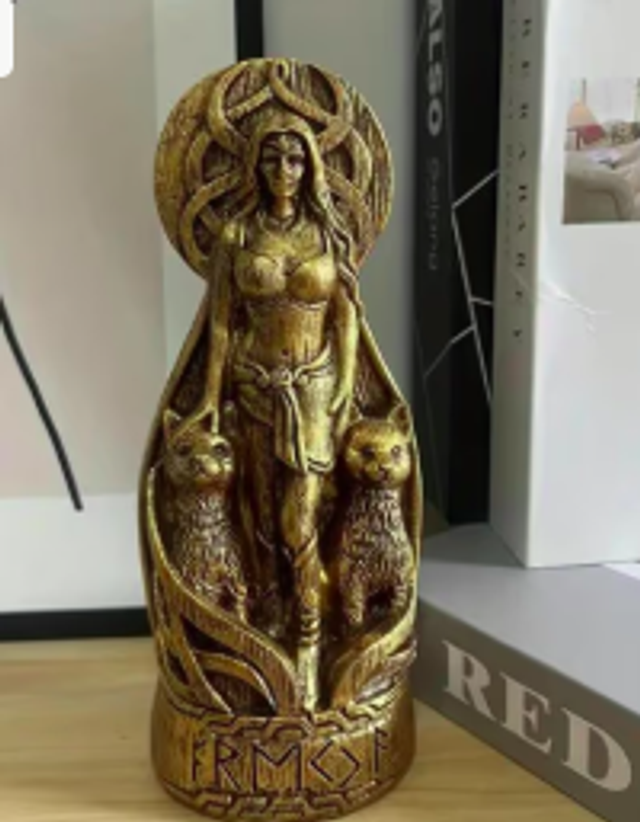 Prachtig beeldje Friese Godin Freya (21cm groot)