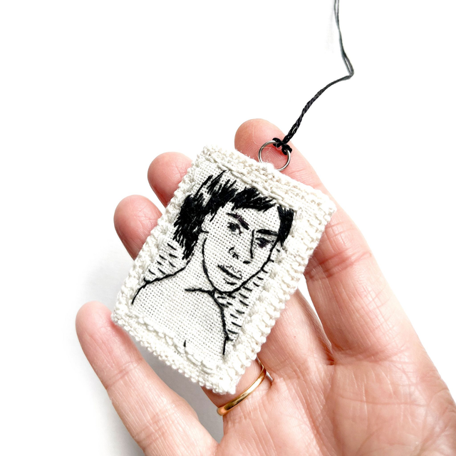 Petit portrait de femme brodé en noir et blanc