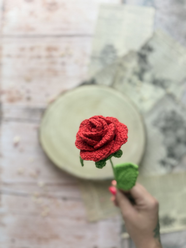 Rose uni et sa feuille (personnalisable pour créer votre bouquet)