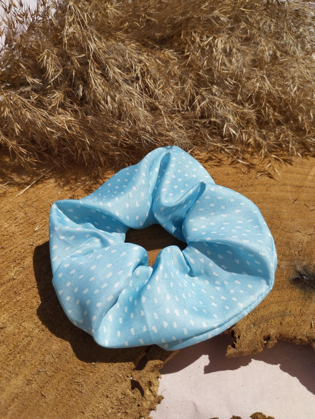 Chouchou satiné - motif bleu ciel à pois