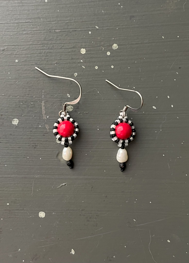 Petites boucles d'oreille en perles pendentif rouge et noir rayé blanc
