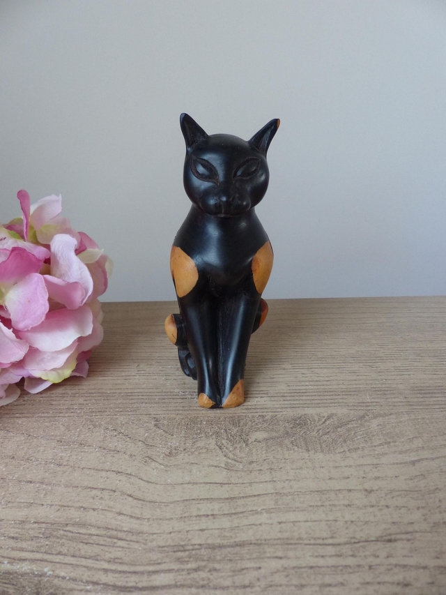 Sculpture Chat Assis Vintage en Bois Marron et Beige – Statuette Artisanale Rétro Bohème – Décoration pour Salon, Bureau ou Chambre