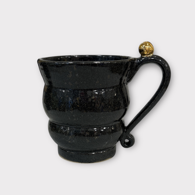 Krus sort m. guldknop, af Helle Bornæs 