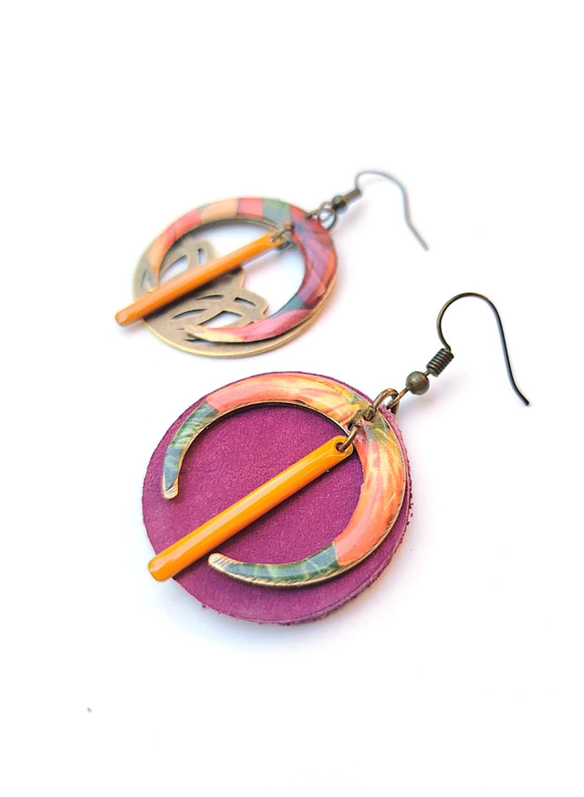 Boucles d&#039;oreilles Asymétriques Upcyclées en Chute de Cuir et Papier Recyclés - Florales - Collection Médiévale