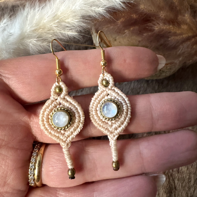 Luna - Boucles d’oreilles micro-macramé et pierre de lune / Collection Céleste