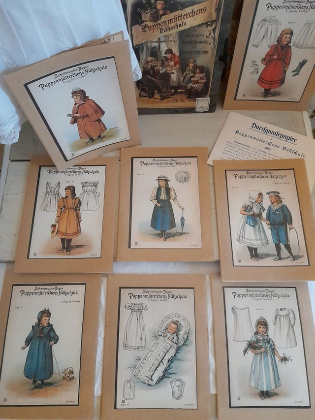 Patrons de poupée Agnès Lucas dans pochette cartonnée illustrée