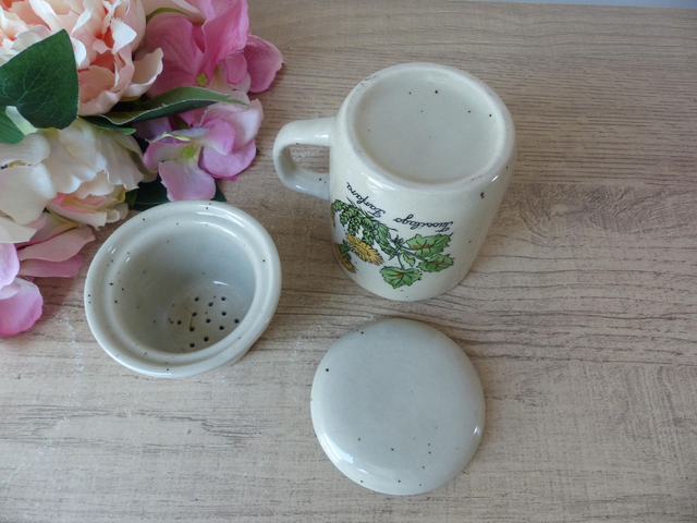Tisanière Vintage en Grès Mouchetté – Décor Botanique Tussilage Jaune – Tasse avec Filtre et Couvercle – Style Campagne et Bohème – Cadeau