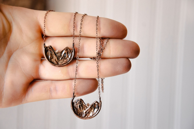 Collana semicerchio montagna