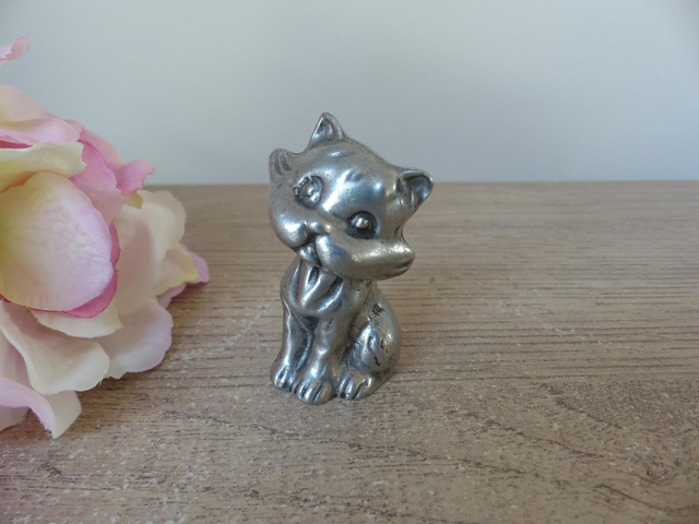 Figurine miniature chat en étain massif, mignon chaton en métal sculpté main, chat collection bébé animaux étain, cadeau décoration maison