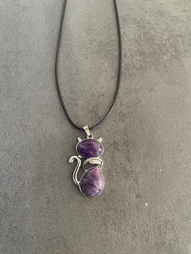 Pendentif en forme de chat en pierre d'améthyste