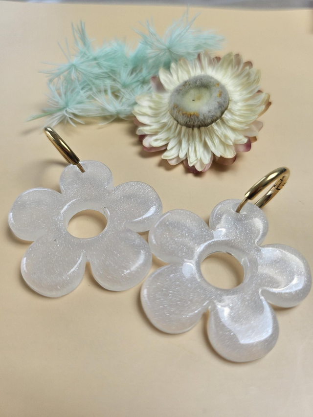 Boucles d&#039;oreilles en résine - Grandes fleurs blanches