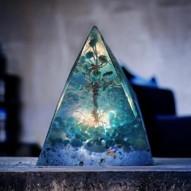 Orgonite avec son Arbre de vie en Apatite 