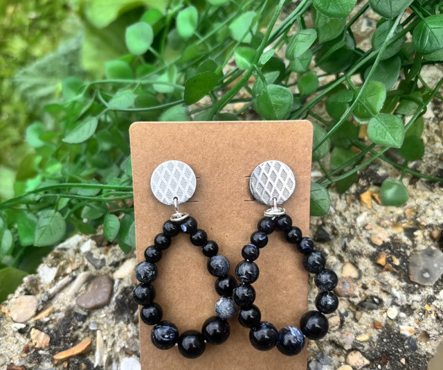 Boucles d’oreilles perlées noires marbrées et argentées 