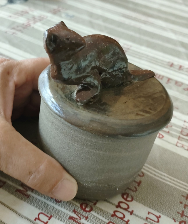 Boite en grès avec belette " La gardienne des clairières"