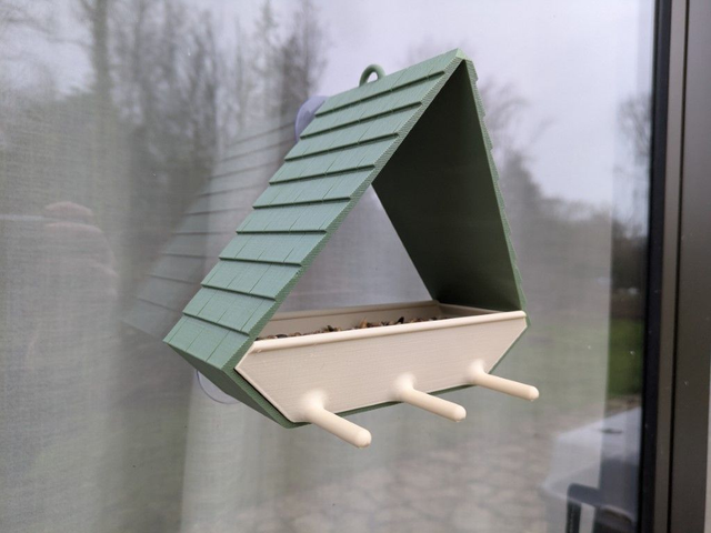 Mangeoire bicolore à oiseaux de la nature pour fenêtre en forme triangulaire de sapin fixation à ventouses 