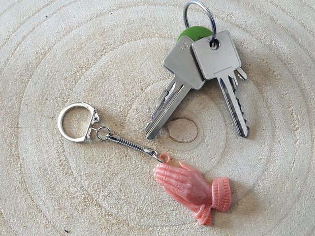 Porte-clés mains en prière rose pierre