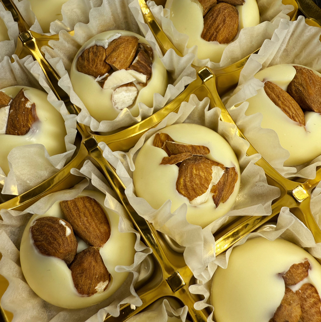 Chocolate w Almond 